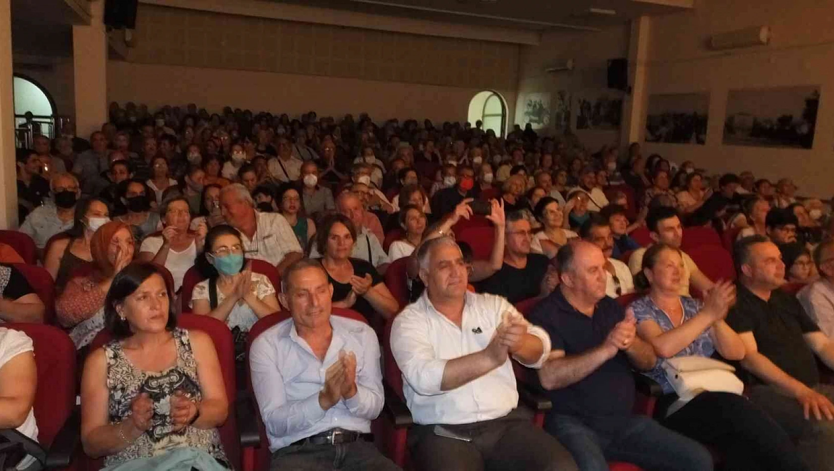 Burhaniye'de Türkülerle Yaza Merhaba konserine büyük ilgi
