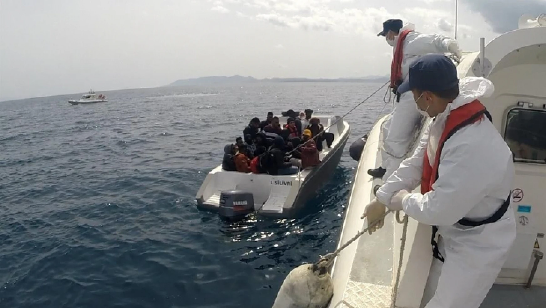 Ayvalık'ta Sahil Güvenlik 30 göçmeni kurtardı