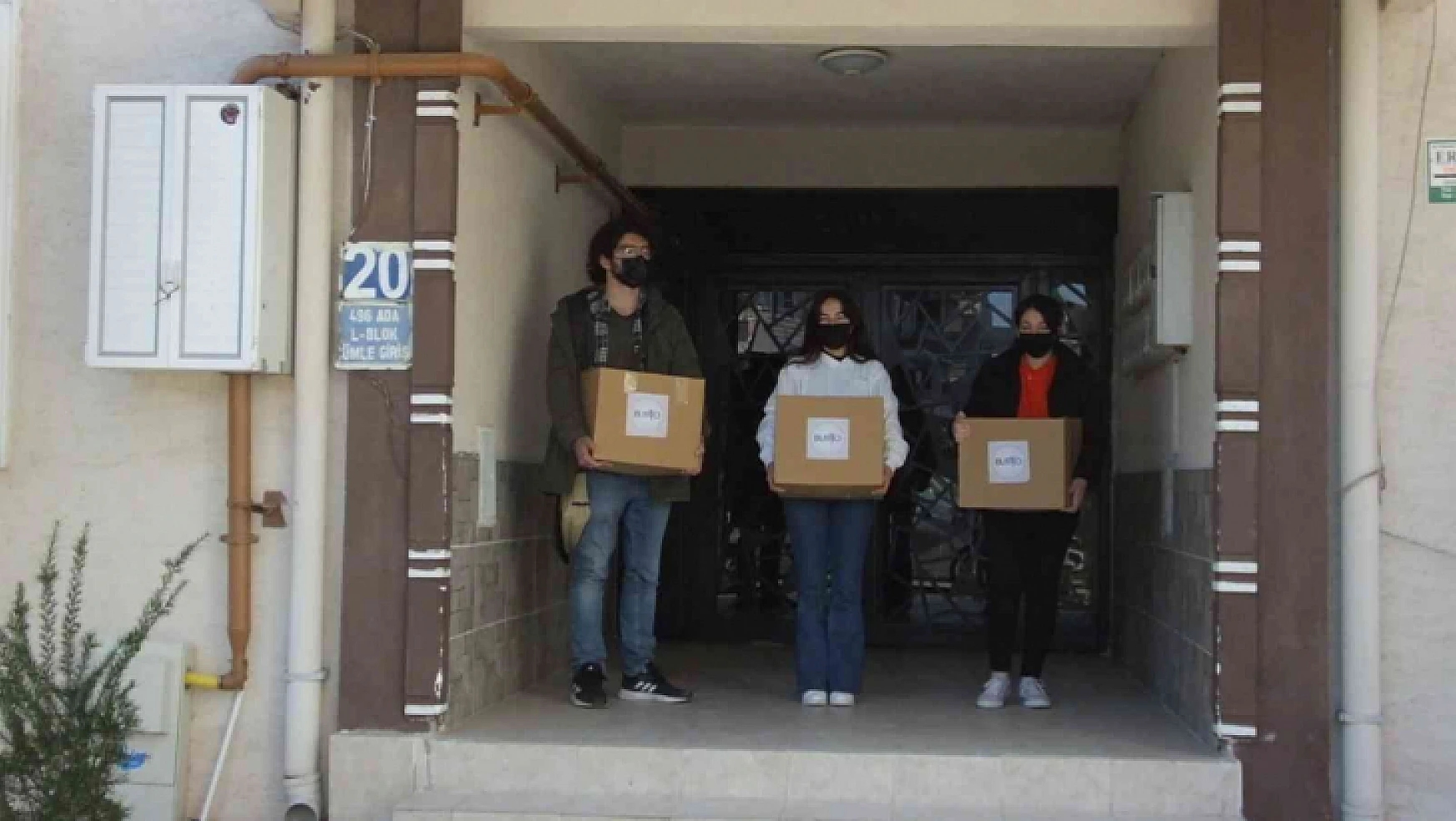 Balıkesir'de üniversiteliler ihtiyaç sahiplerine gıda yardımı götürdü