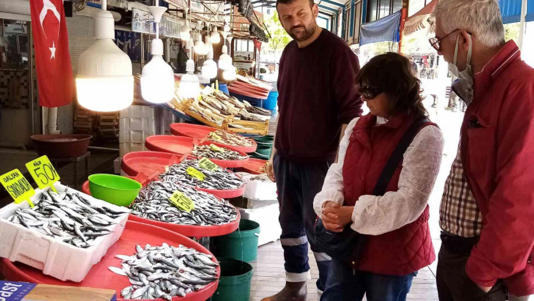 Bandırma balık halinde balık miktarı arttı, fiyatları düştü