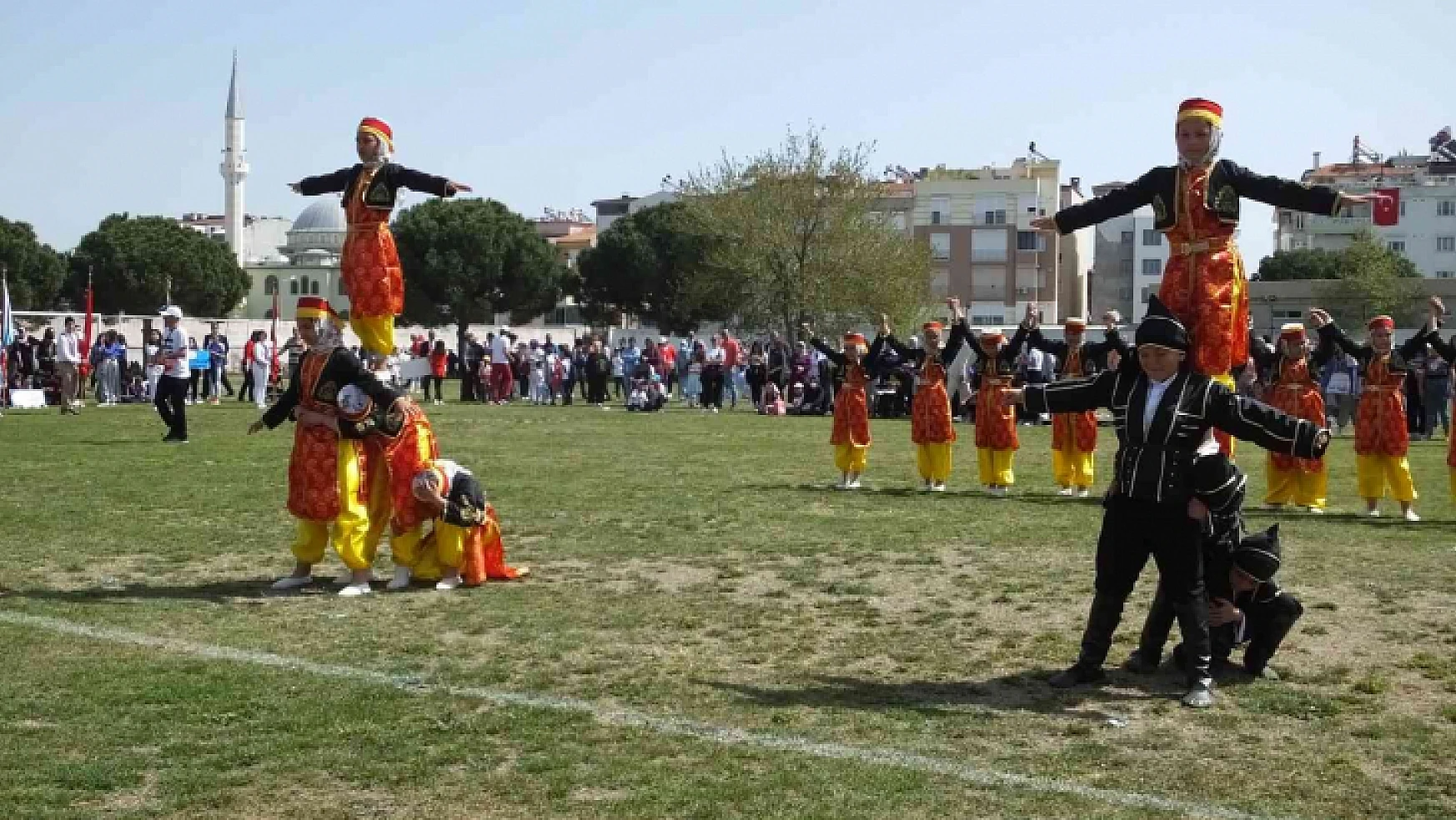 Burhaniye' de 23 Nisan kutlaması
