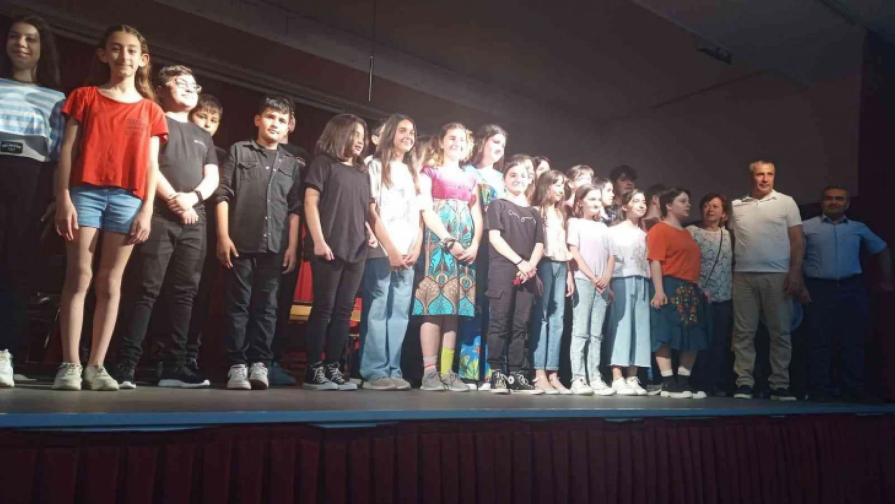 Burhaniye'de öğrencilerin Ah Şu Gençler  oyunu büyük alkış aldı