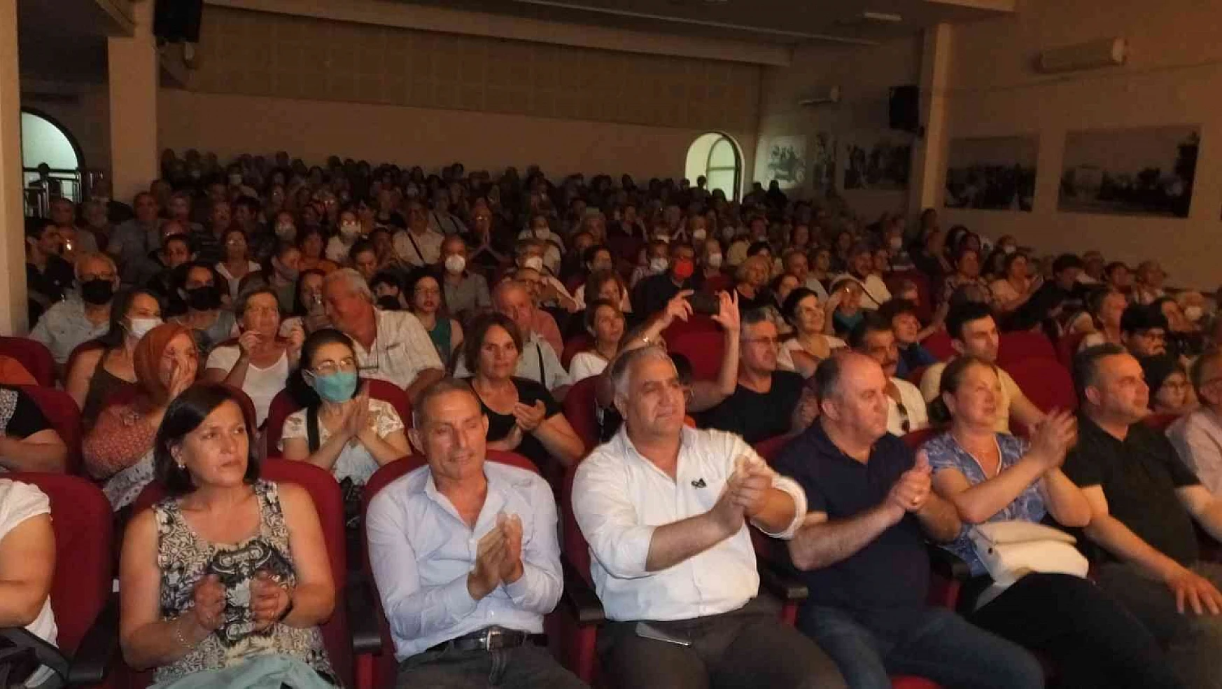Burhaniye'de Türkülerle Yaza Merhaba konserine büyük ilgi