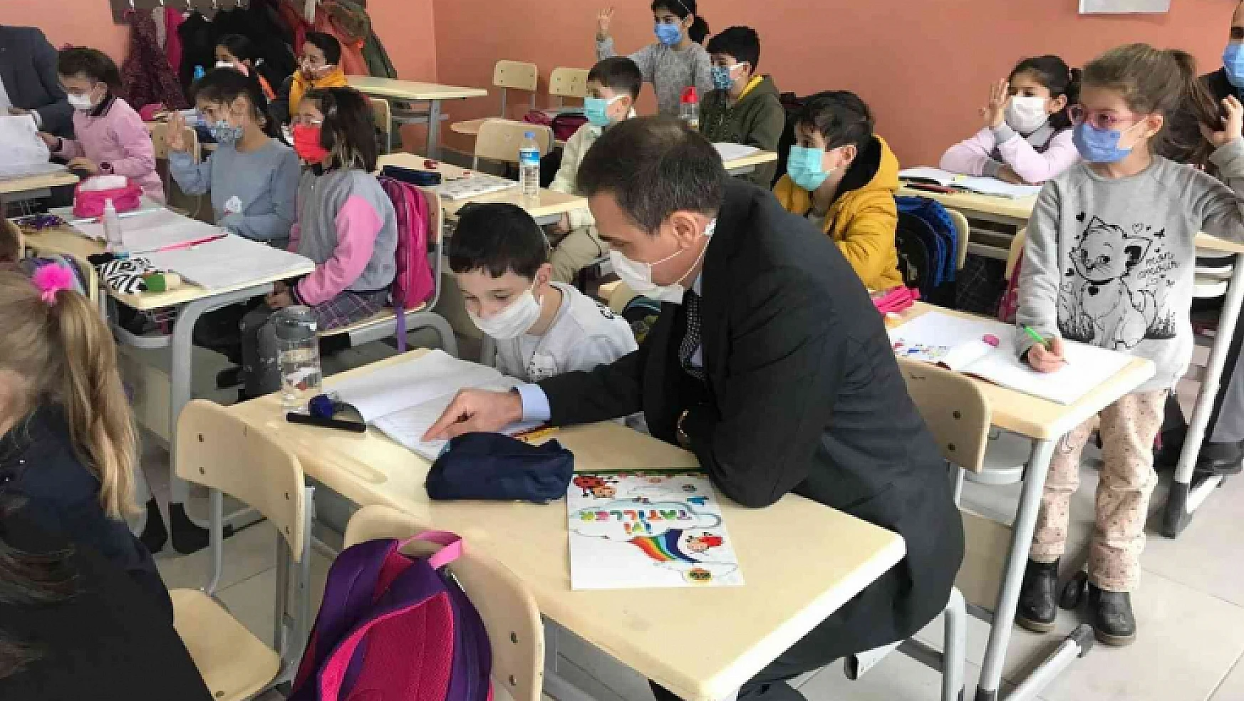 Burhaniye Kaymakamı İlyas Memiş, Hacı Mustafa Müdüroğlu Ortaokulunu ziyaret etti