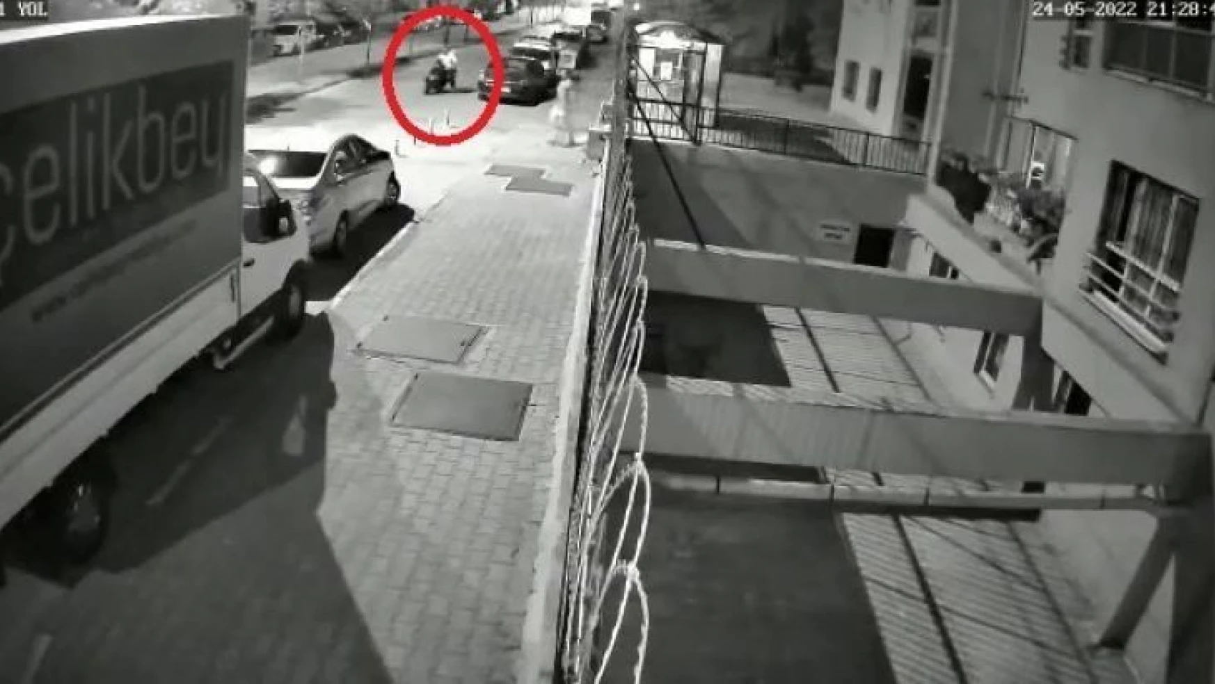 Bursa'da göz göre göre motosiklet hırsızlığı kamerada