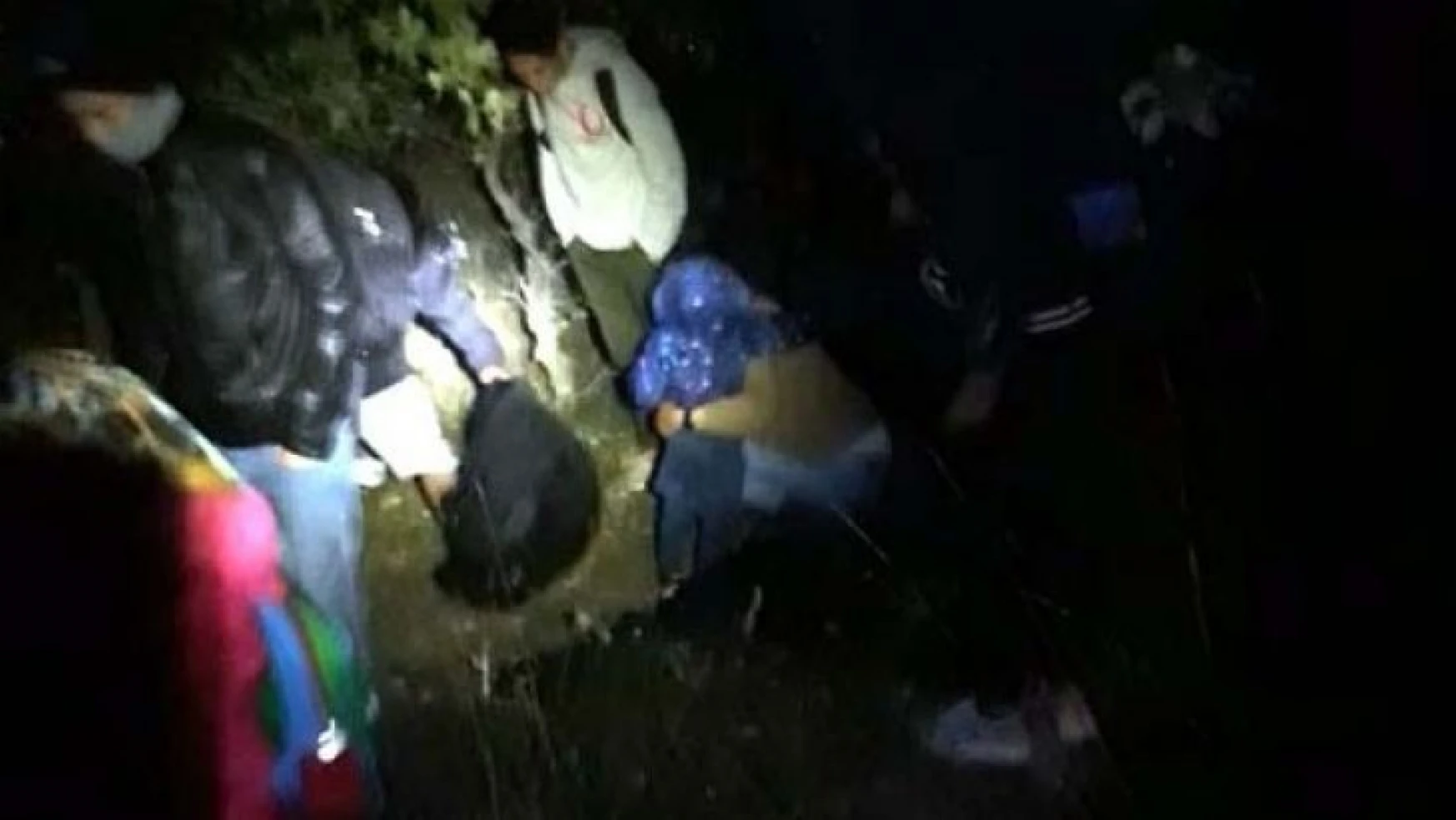 Çanakkale'de ekin tarlasında saklanan 26 düzensiz göçmen yakalandı