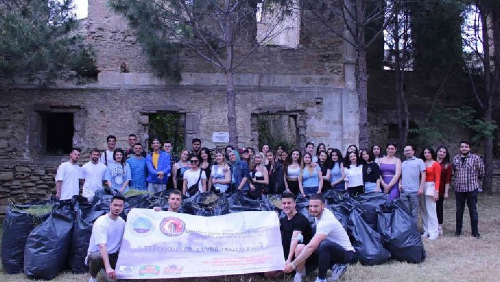 ÇOMÜ'lü öğrenciler sosyal sorumluluk projesiyle çevre temizliği gerçekleştirdi