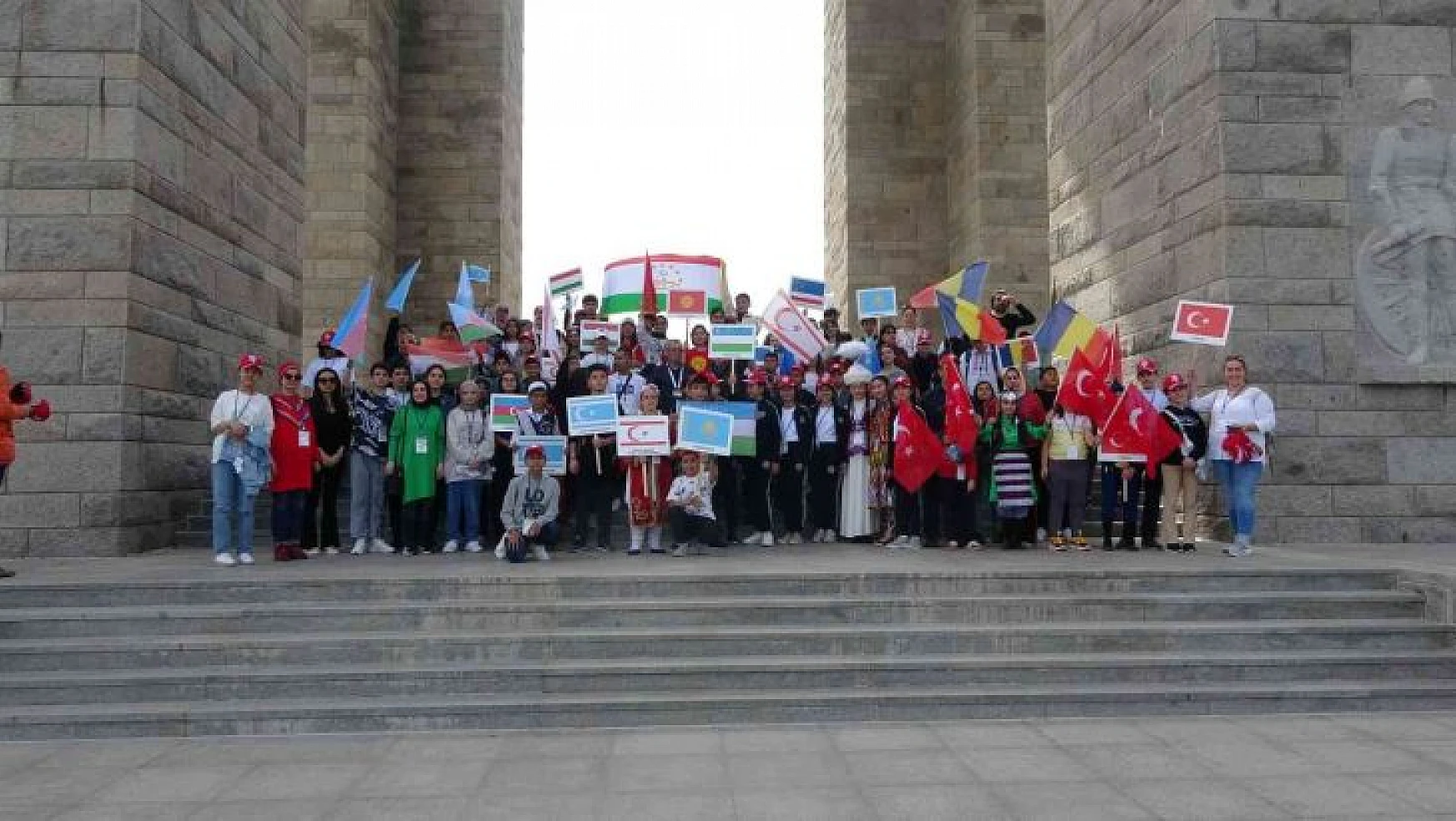 Farklı ülkelerden 100 çocuk Şehitler Abidesi'ni ziyaret etti