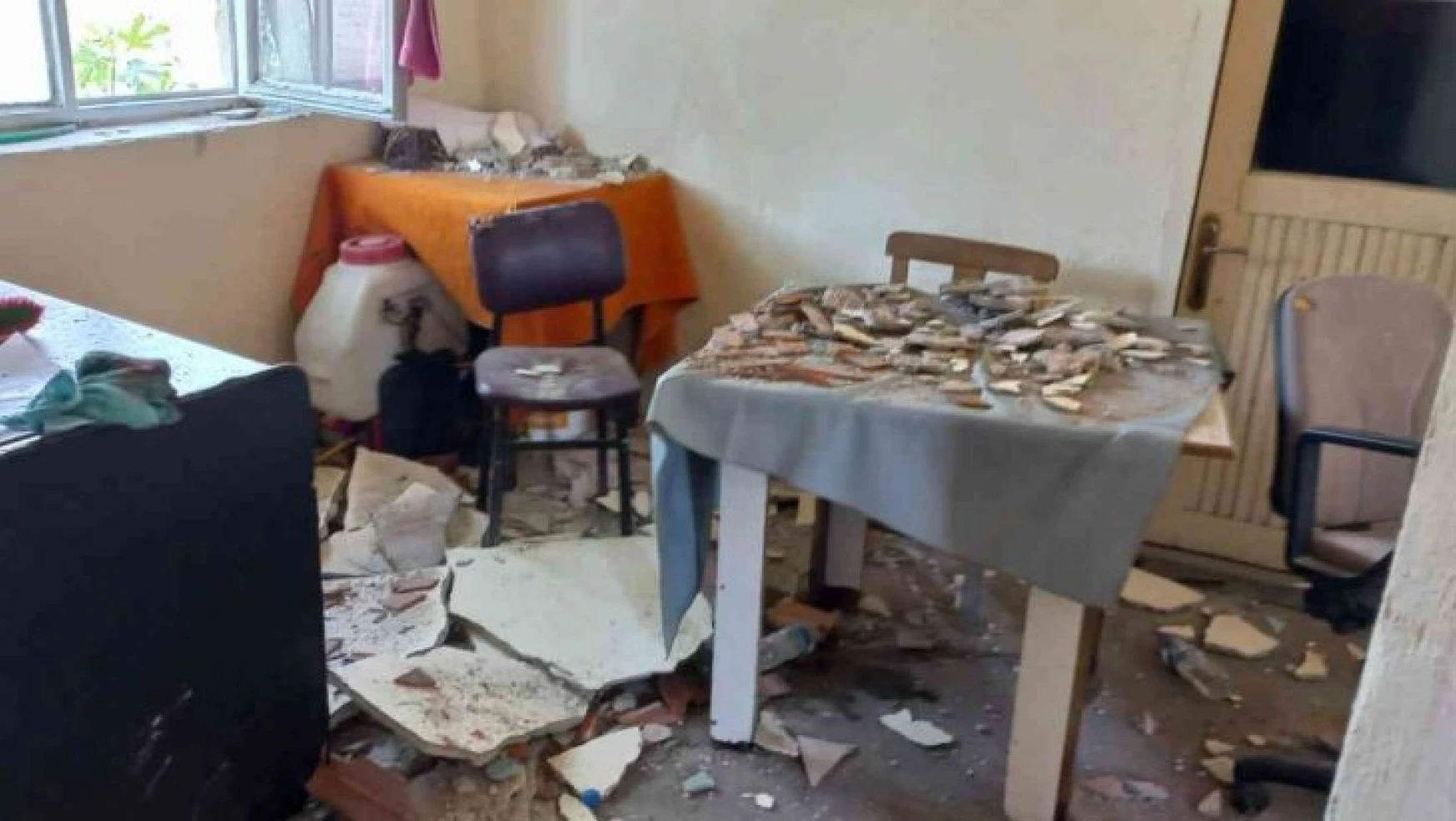 Kahvehanede çay içerlerken tavan çöktü: 1'i ağır 2 yaralı