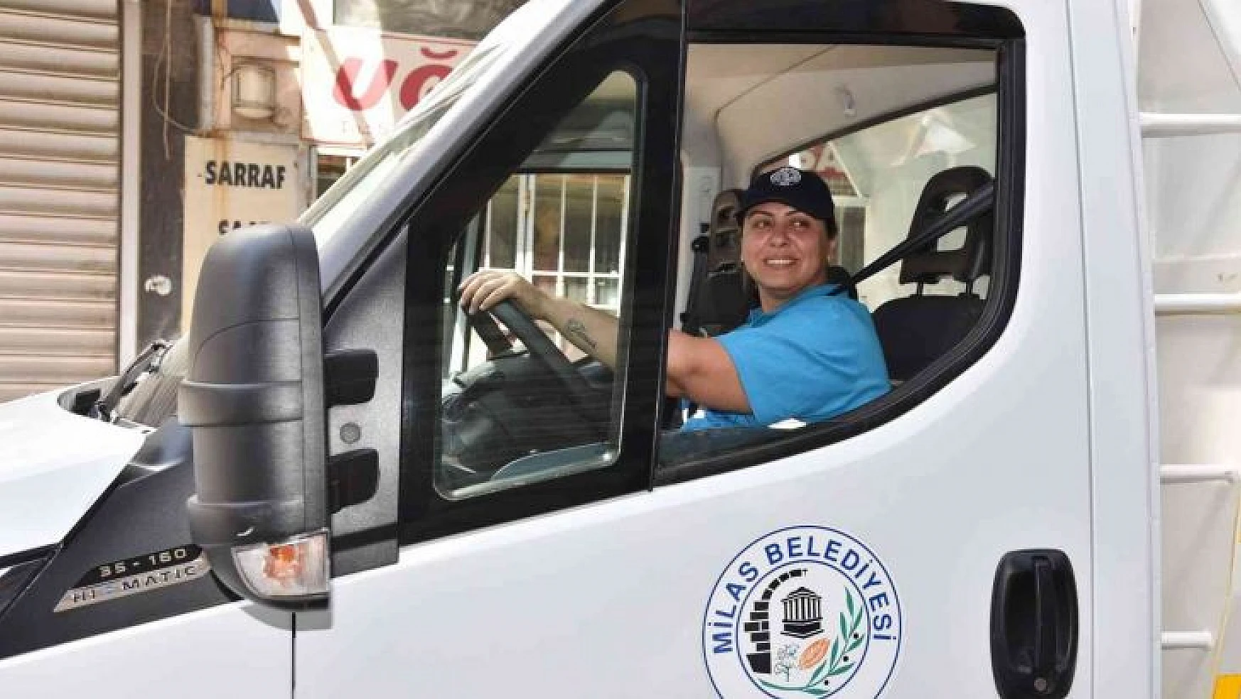 Milas Belediyesi'nin ilk kadın kamyon şoförü işe başladı