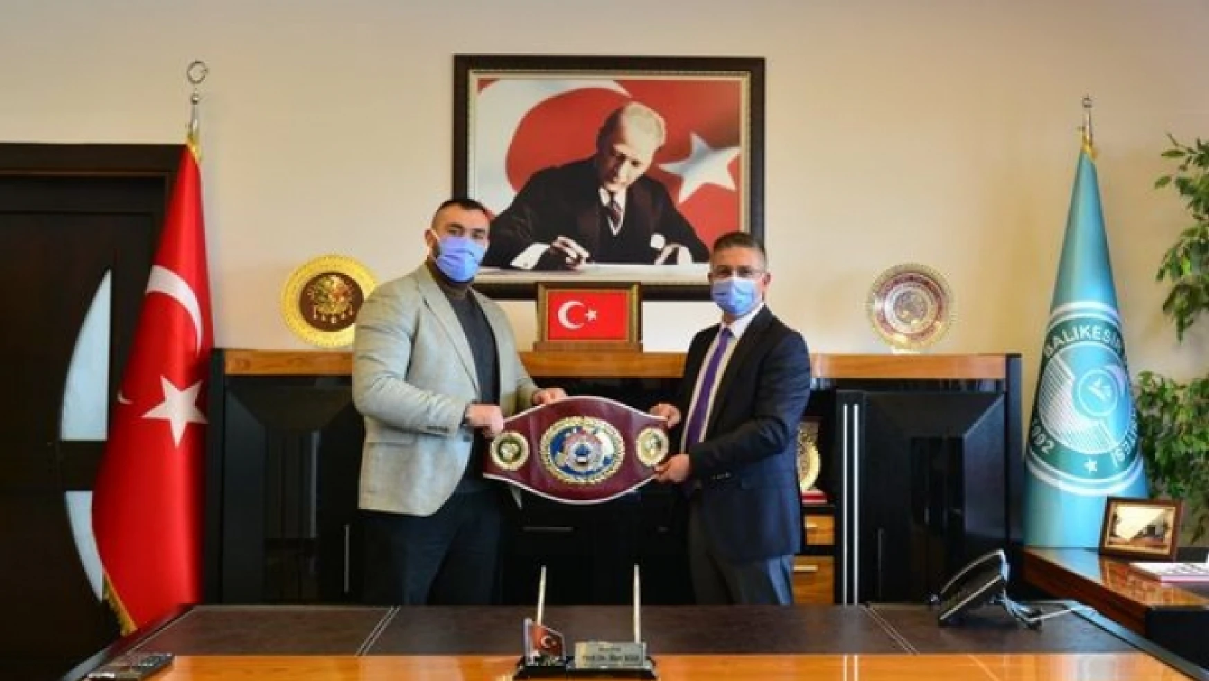 Rektör İlter Kuş'tan şampiyon boksör Demirezen'e tebrik