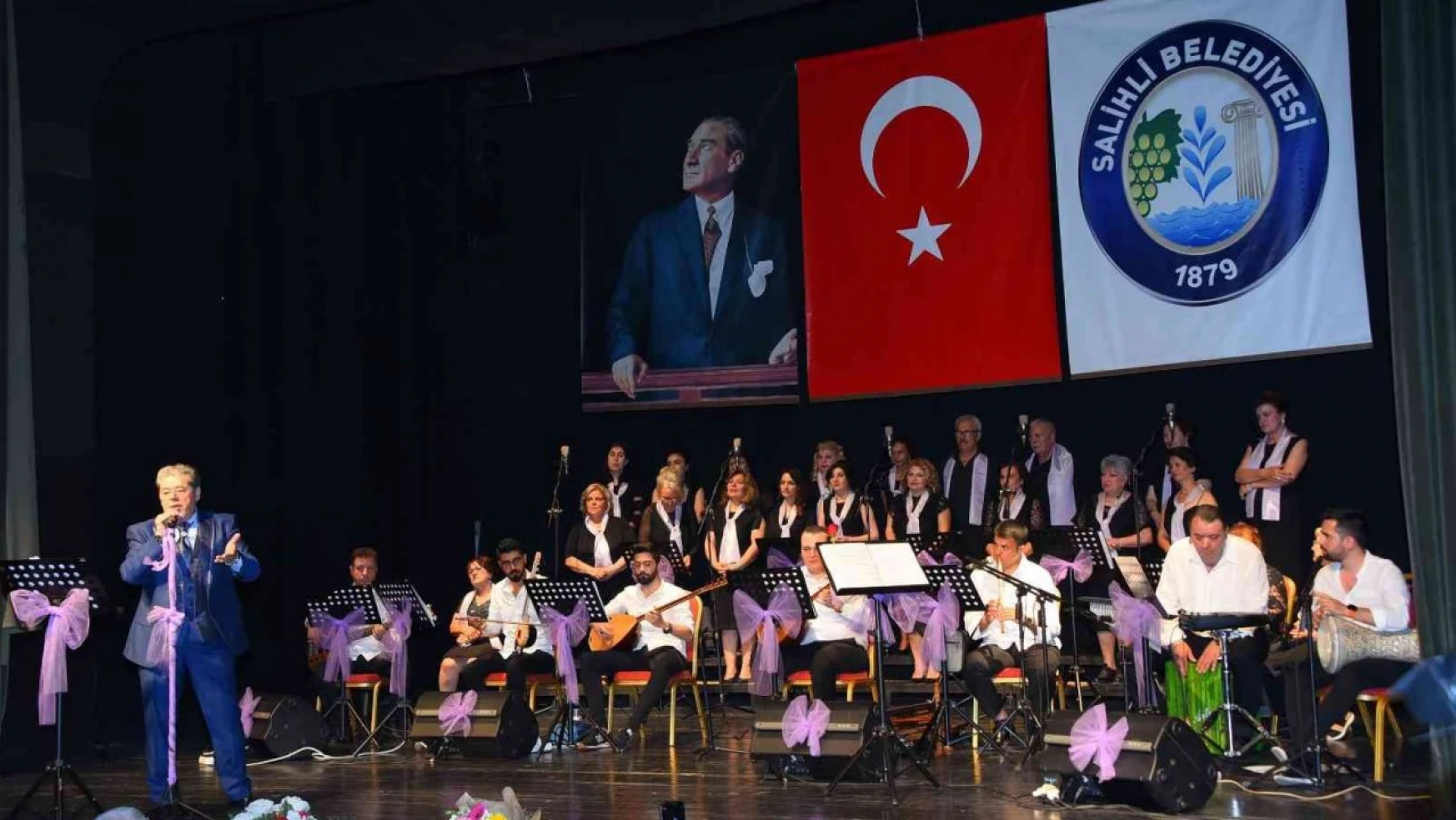 Salihli'de 'Yurdumun Türküleri' konserine büyük ilgi