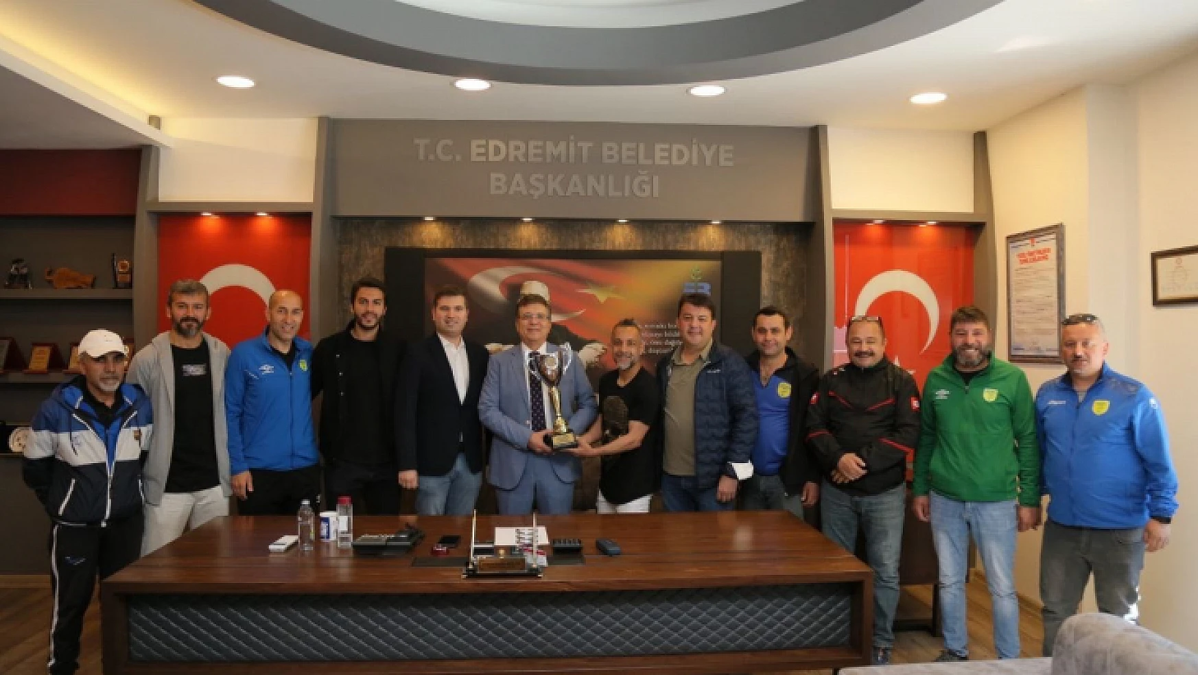 Şampiyon 1966 Edremitspor kupayı başkana getirdi