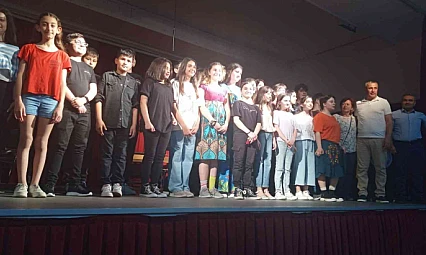Burhaniye'de öğrencilerin Ah Şu Gençler  oyunu büyük alkış aldı