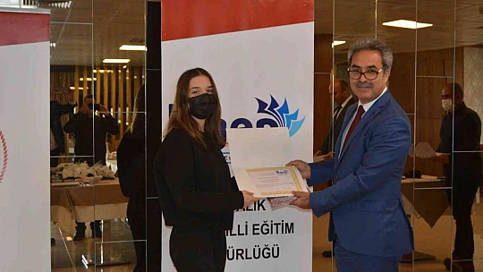 Ayvalık'ta başarılı öğrencilerine öğle yemeği ikramı