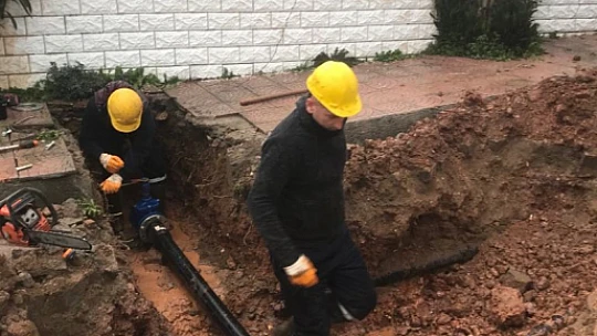 Ayvalık'ta BASKİ ekipleri zor kış koşullarında çalışmalarını sürdürüyor