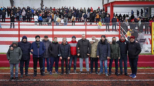 Ayvalıkgücü Belediyespor'a liderlik çok yakıştı