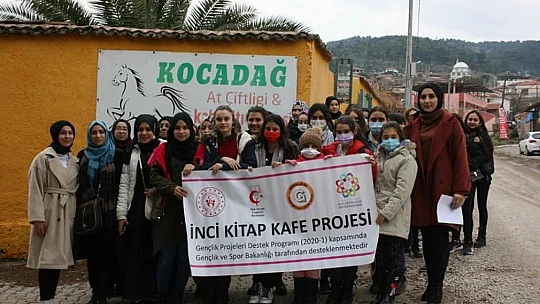 Burhaniye'de İnci Kitap Kafe öğrencileri at bindi ok attı