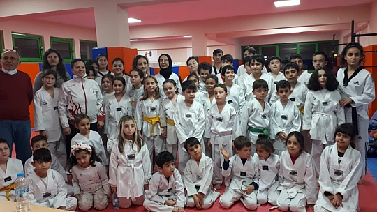 Burhaniye'de tekvandocu gençlere kuşak sınavı