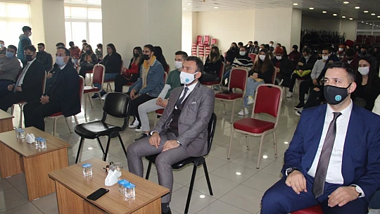 Burhaniye Kaymakamı Memiş, üniversitelilerle buluştu