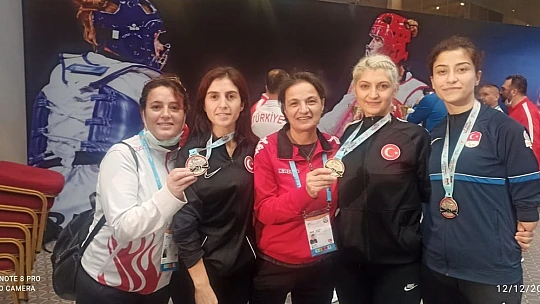 Burhaniyeli kadın antrenörün madalya sevinci
