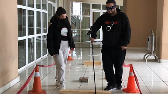 Empati kurmak için bir günlüğüne engelli oldular