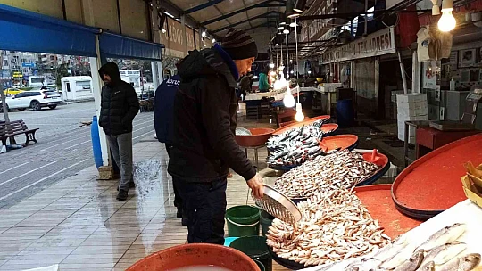 Fırtına balık tezgahlarını süpürdü