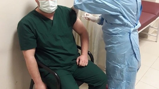 Gönen'de ilk aşı Başhekim Atıcı'ya yapıldı