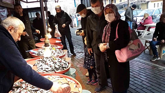 Hamsi Gürcistan'a kaçtı, tezgahlar yavru uskumruyla doldu