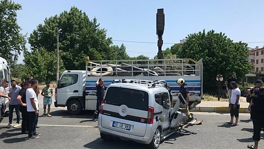 Kamyona arkadan çarpan ticari araç hurdaya döndü, kazada bir kişi yaralandı