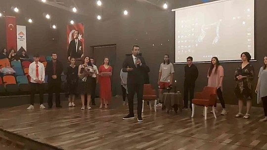 Kendi yazdıkları oyunu sahnelediler