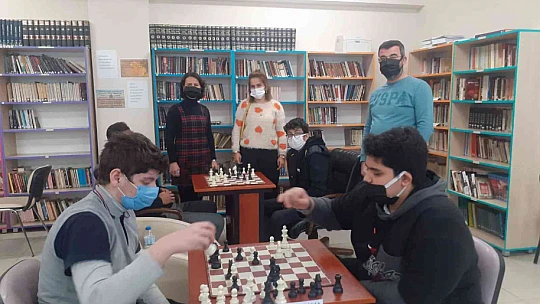 Lisedeki satranç turnuvası kıran kırana mücadeleye sahne oldu