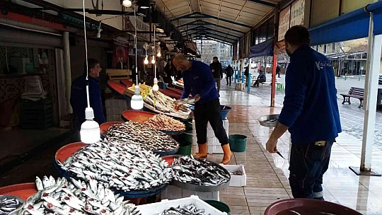 Lodos esti, balık tezgâhları şenlendi