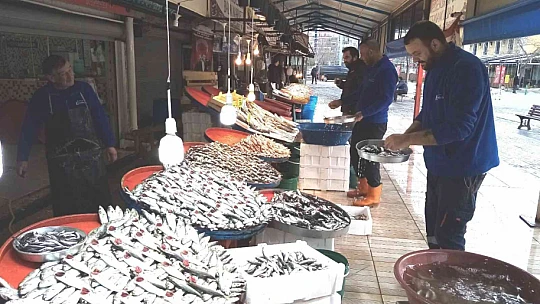 Lodos esti, balık tezgâhları şenlendi