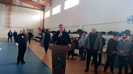 Minik güreşçiler kıran kırana güreşti