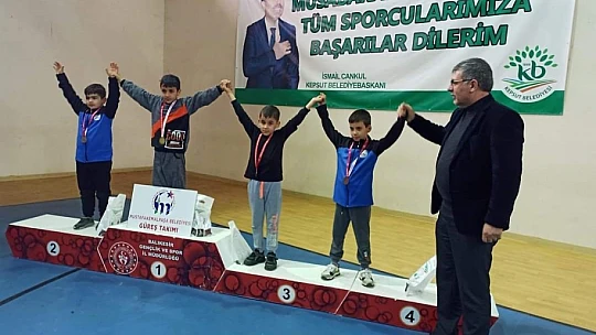 Minik güreşçiler kıran kırana güreşti