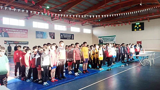 Minik güreşçiler kıran kırana güreşti