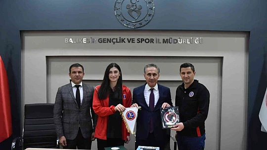 Voleybol Federasyon Başkanı Üstündağ, Balıkesirli gençlerle buluştu
