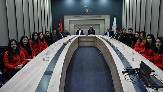 Voleybol Federasyon Başkanı Üstündağ, Balıkesirli gençlerle buluştu