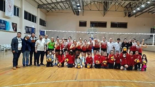 Voleybolda Ayvalıkgücü lige damgasını vurdu