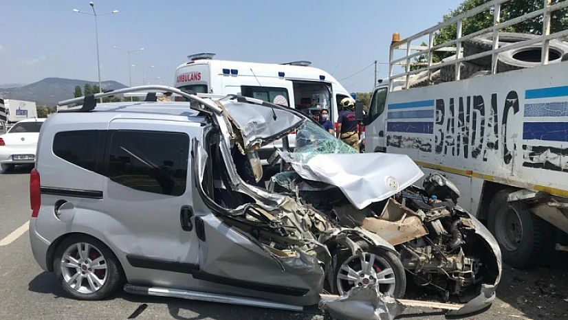 Kamyona arkadan çarpan ticari araç hurdaya döndü, kazada bir kişi yaralandı